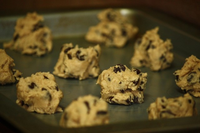 Raw_cookie_dough_in_cookie_clumps